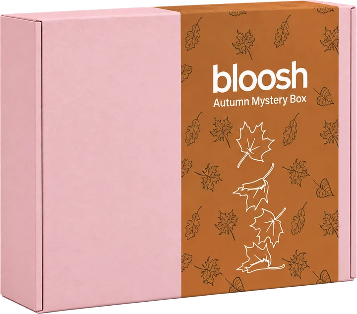 Jesienny Bloosh Box otoczony przykładowymi kosmetykami
